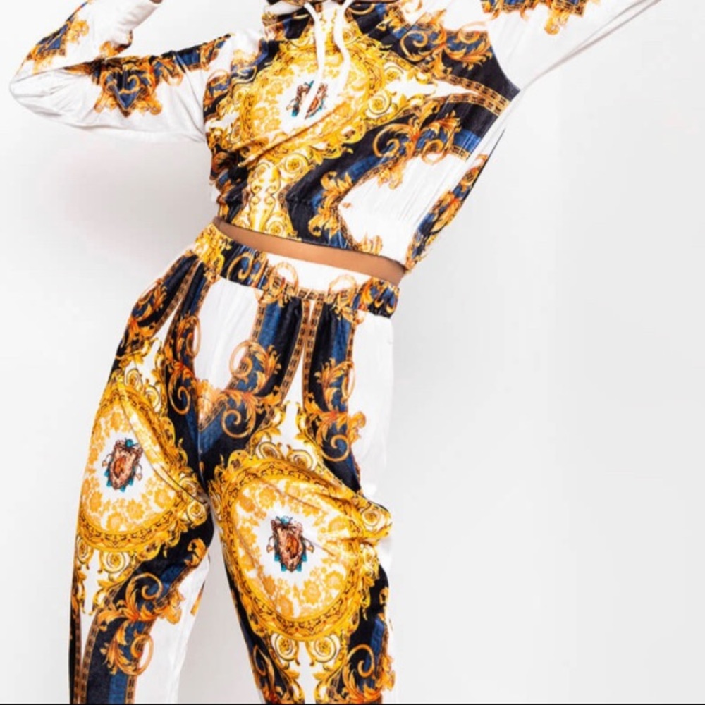 GORGEOUS “VERSACE STYLE@ PRINT JOGGING SET